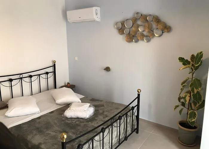 Lefteris Traditional Fira (Santorini)