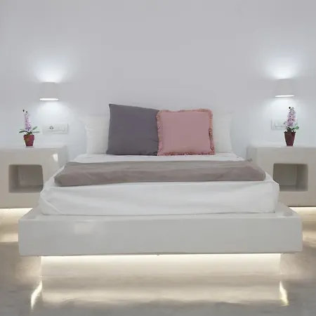 Lefteris Traditional ثيرا